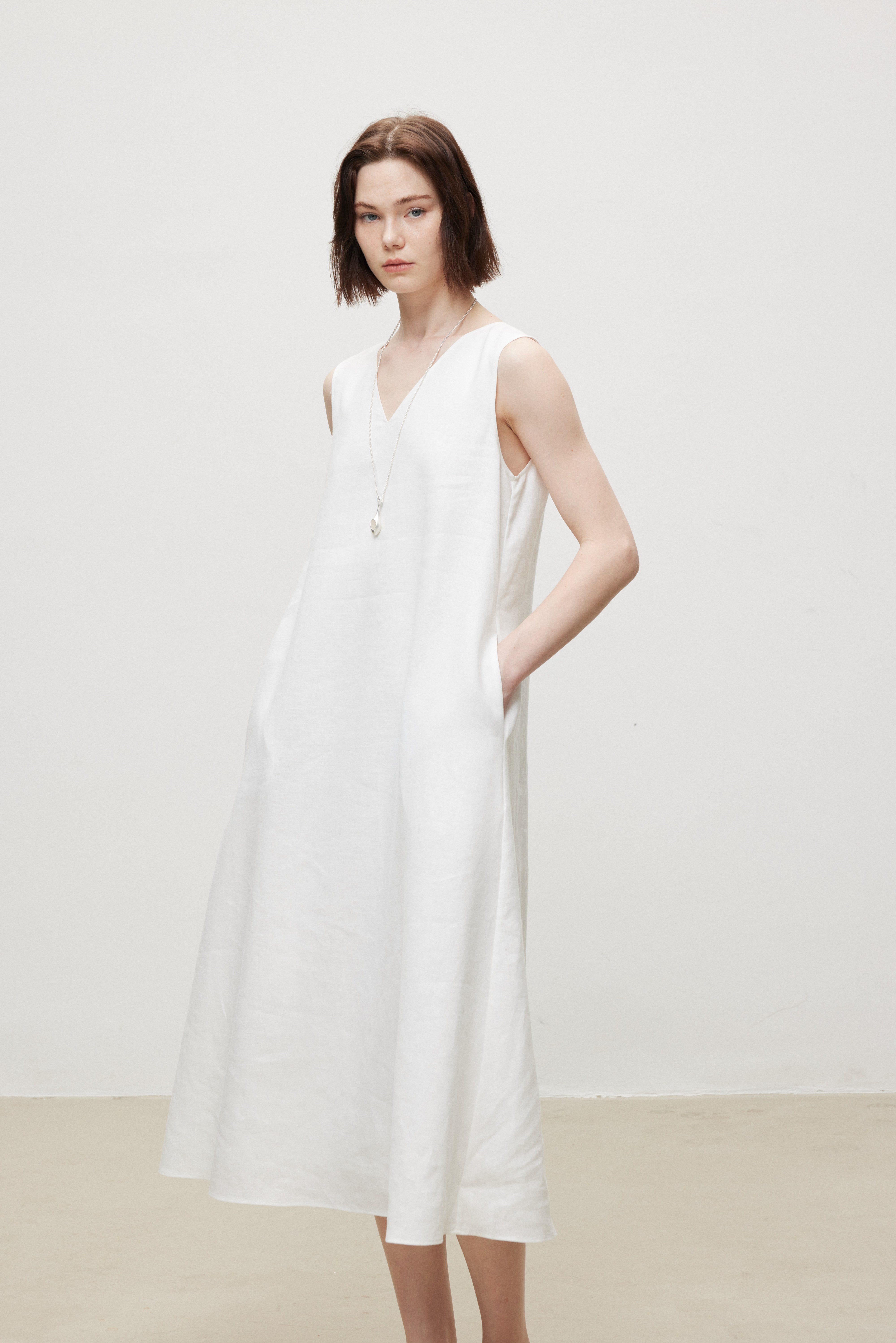 Linen V-Neck Sleeveless V-Neck Dress (Midi)