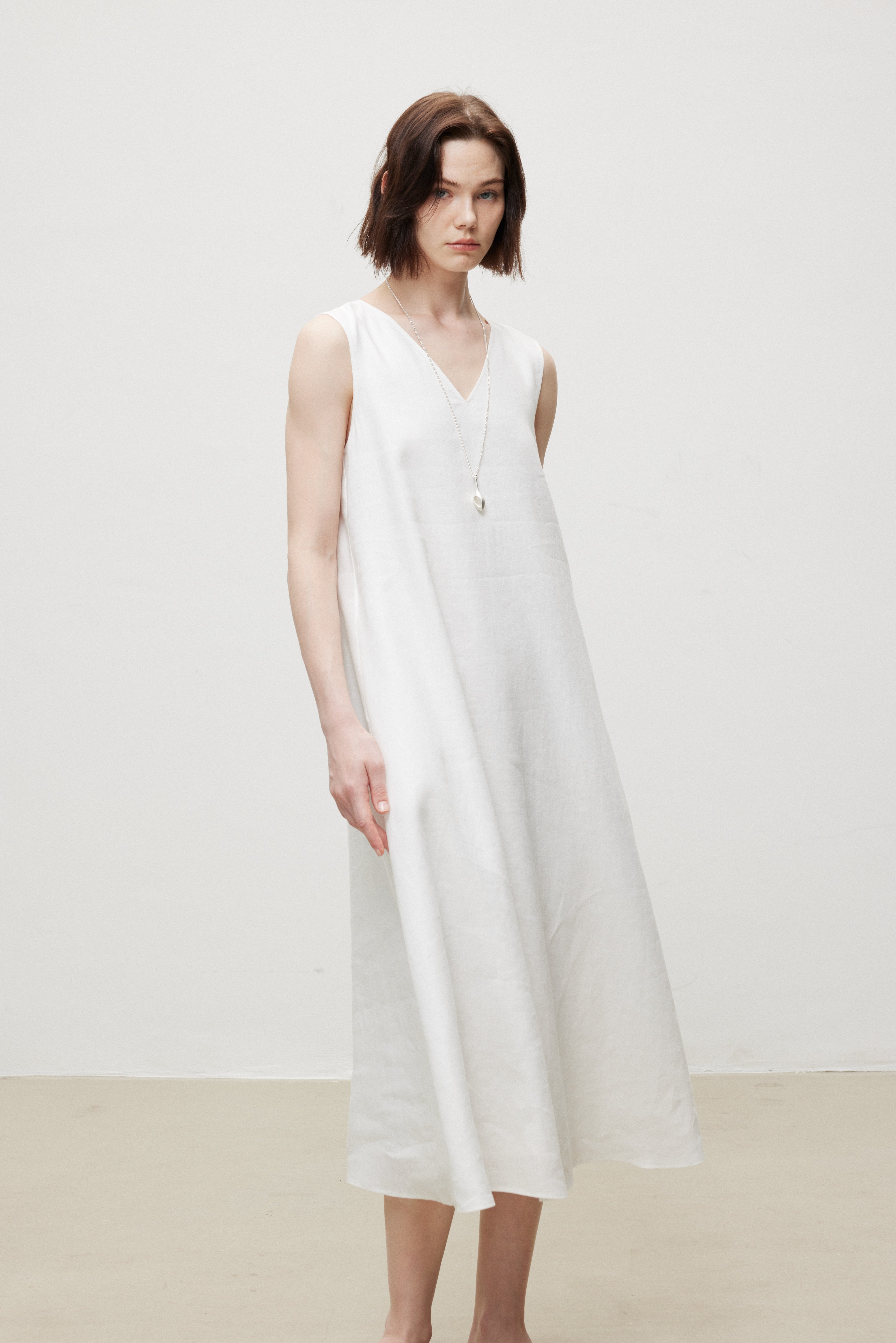 Linen V-Neck Sleeveless V-Neck Dress (Midi)