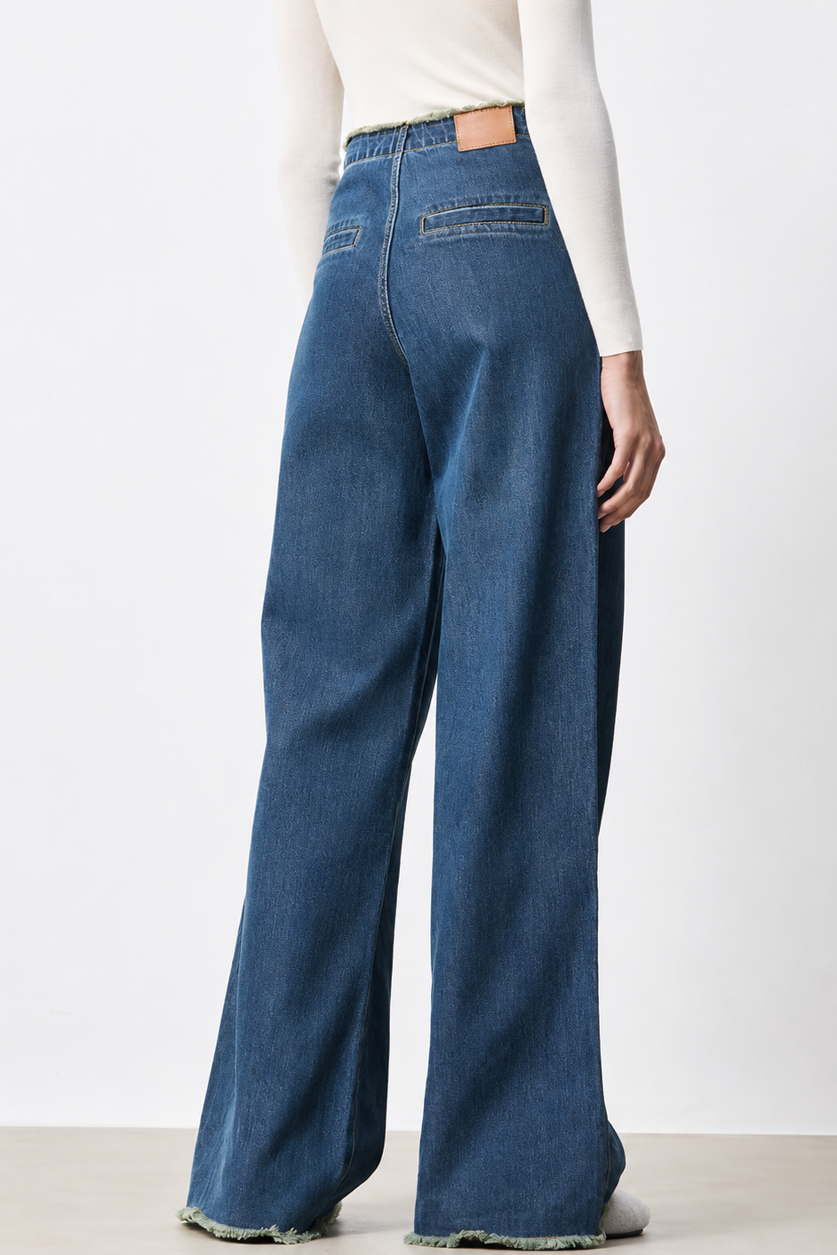 Tailored Straight-Leg Jeans with Frayed Hem